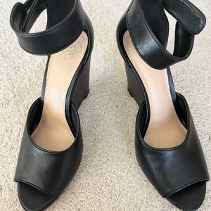 Black Vince Camuto leather heels size 9 VERY COMFORTABLE. In great condition